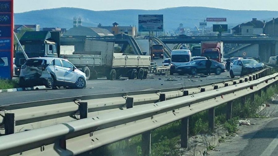 Aksident i rëndë mes disa veturave në Komoran
