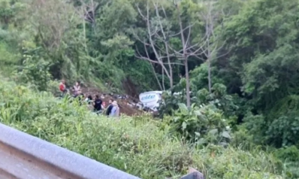 Një autobus bie në humnerë, raportohet për të vdekur