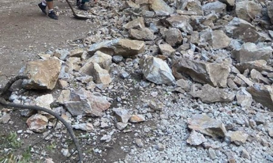 Rruga Prizren-Prevallë mbyllet përkohësisht, ka rrëshqitje të gurëve