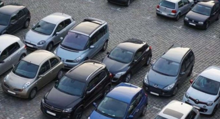 Komuna e Prishtinës miraton vendimin: Një veturë e secilës familje do ta ketë parkingun falas