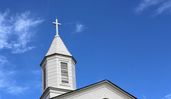 Vodhën para në një kishë, arrestohen tre persona