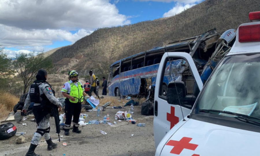 17 persona humbin jetën pasi përmbyset një autobus