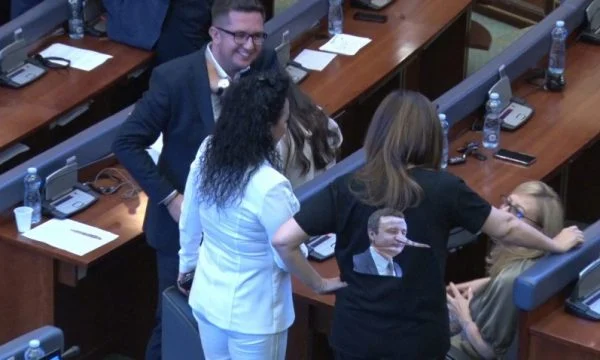 Musliu shfaqet në Kuvend e veshur me bluzë më foton e Kurtit