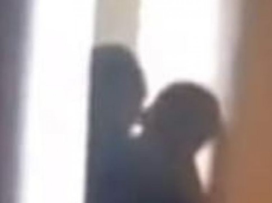 Dyshohet se arsimtari nga Deçani që abuzoi me nxënësen e mitur kërcënoi edhe personin që e filmoi