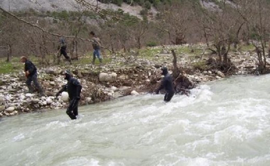 Një grua bije në lum  nga ura e Fshajt në Gjakovë