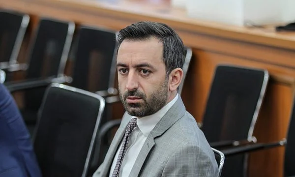 Dimal Basha për Martin Berishajn: Në publik i thojnë hajn e korruptues, në komision parlamentar e përqafonin