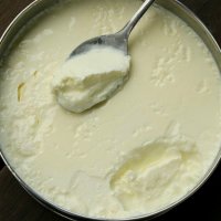 Kosi që është i pasur me kalçium dhe vitaminë D