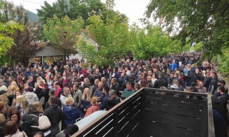 Pjesëmarrje masive e serbëve në Zveçan, KFOR siguron objektin e komunës me tela gjemborë
