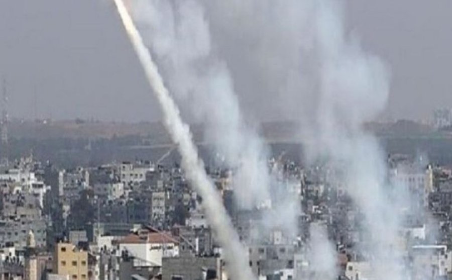 Hamasi sulmon me raketa Izraelin