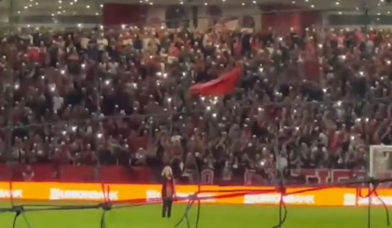 Shikoni momentin kur i tërë publiku në 'Air Albania' ngritet në këmbë derisa Shkurte Fejza interpreton 'Mora fjalë'