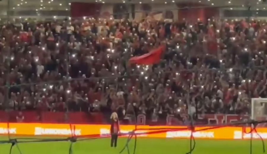 Shikoni momentin kur i tërë publiku në 'Air Albania' ngritet në këmbë derisa Shkurte Fejza interpreton 'Mora fjalë'