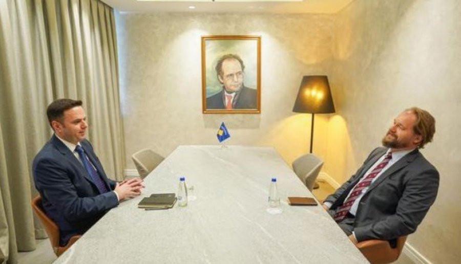 Abdixhiku takon shefin e zyrës ndërlidhëse sllovake në Prishtinë, ia kërkon njohjen e Kosovës