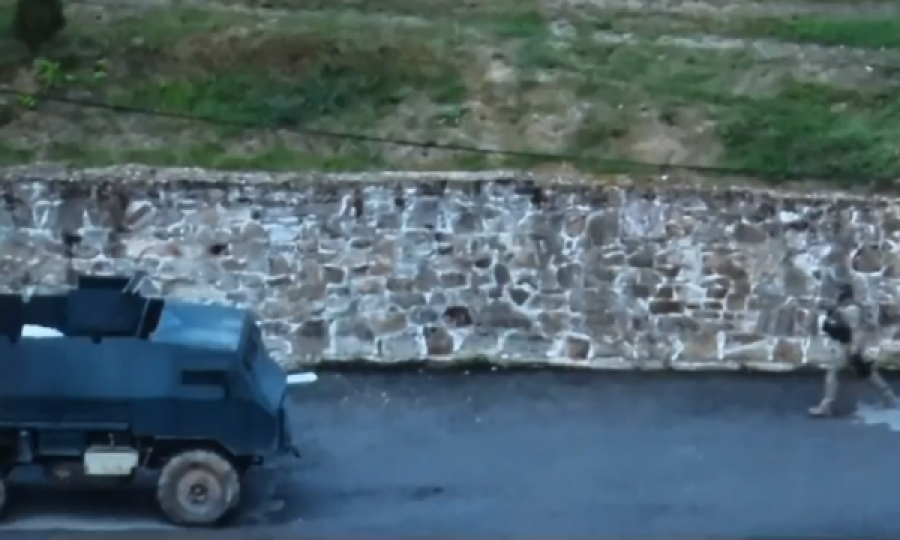 Si hyri grupi i armatosur brenda territorit të Kosovës me autoblinda dhe xhipa!