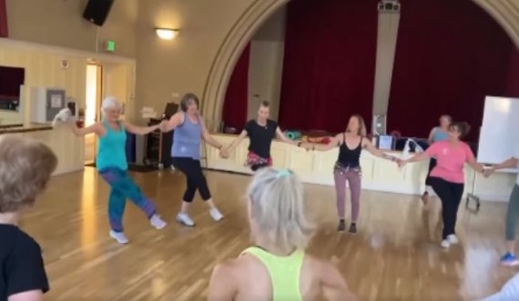 Publikohet video: Disa zonja amerikane vallëzojnë me këngën 'Xhamadani vija-vija'