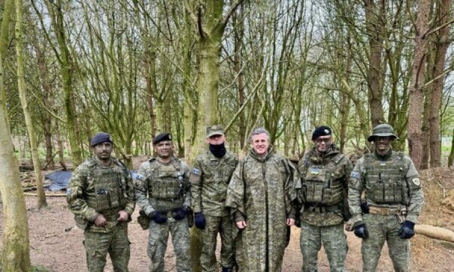 Ushtarët e Kosovës i trajnojnë ata ukrainas në Mbretëri të Bashkuar