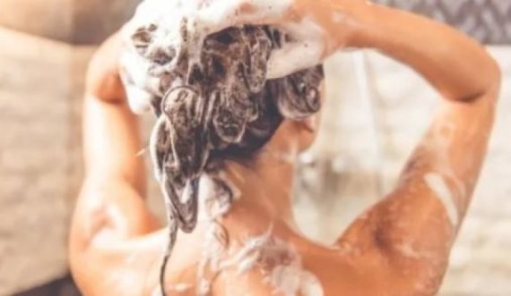 A duhet t’i lani flokët me shampon dy herë?