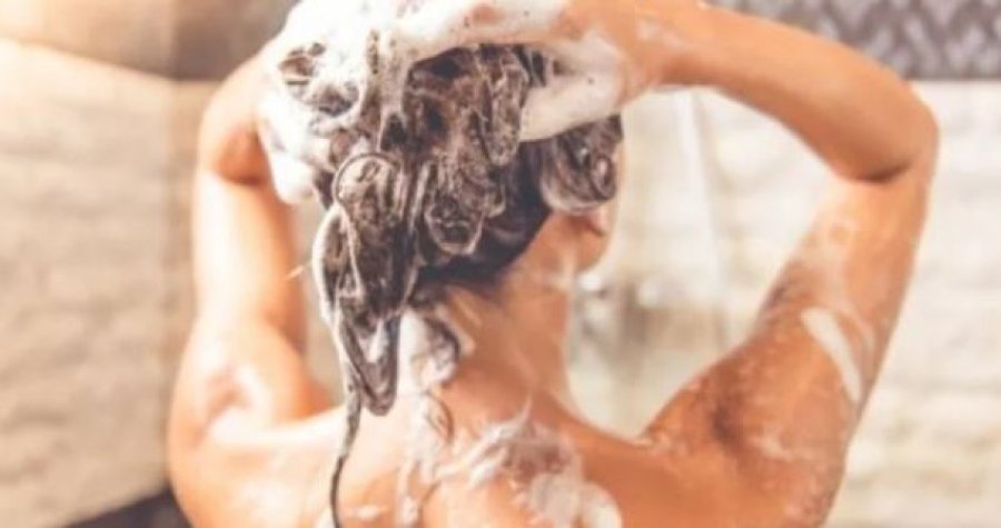 A duhet t’i lani flokët me shampon dy herë?