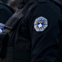 Vdes foshnja që dyshohet se lindi në një automjet rrugës për në spital