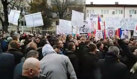 Fillon protesta e qytetarëve serbë në veri të Mitrovicës, ka edhe përfaqësues të Listës serbe