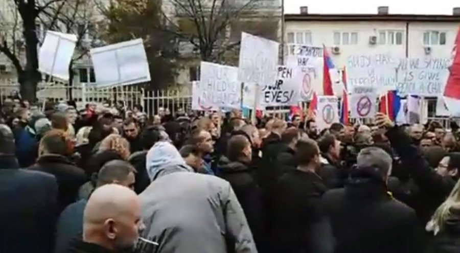 Fillon protesta e qytetarëve serbë në veri të Mitrovicës, ka edhe përfaqësues të Listës serbe