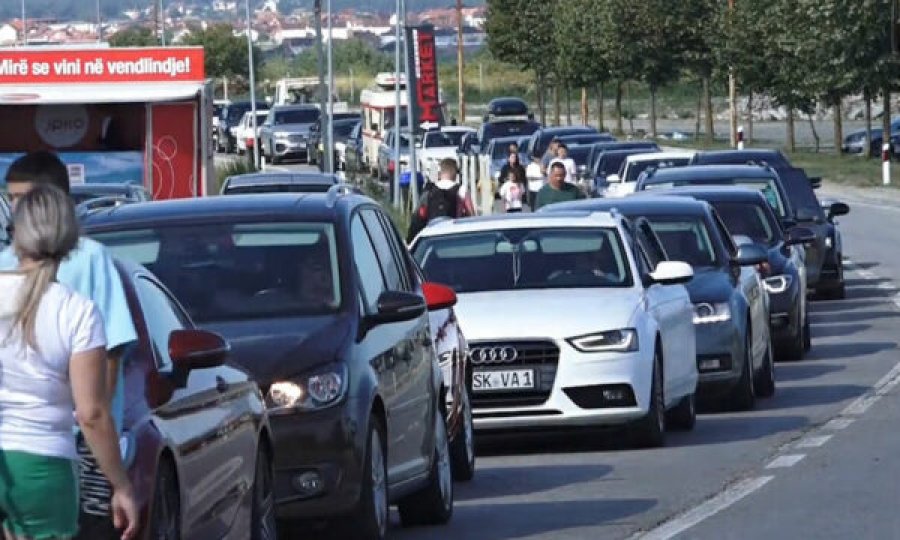 Kolona në Merdarë dhe te Dheu i Bardhë, pritjet deri në një orë