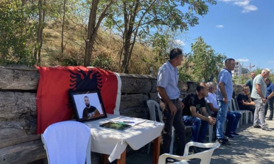 Detaje nga varrimi i Faton Hajrizit, njerëz me bluza e flamur kombëtar mblidhen në Skënderaj