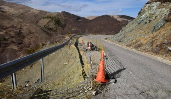 Nënshkruhet kontrata për rehabilitimin e rrugës Podujevë-Bajgorë-Mitrovicë, vlen 4 milionë euro