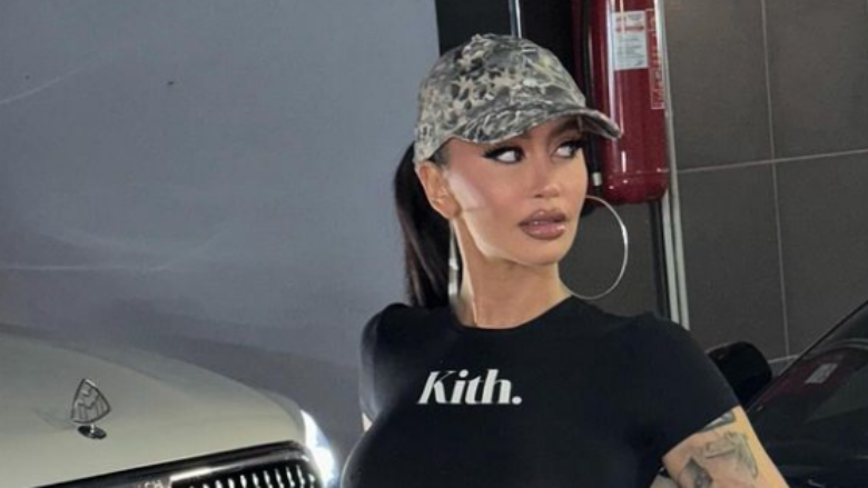 Dafina Zeqiri duket atraktive teksa pozon pranë Ferrarit që ia bleu të dashurit për ditëlindje