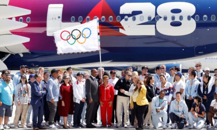 Flamuri olimpik arrin në Los Angeles, katër vjet para Olimpiadës