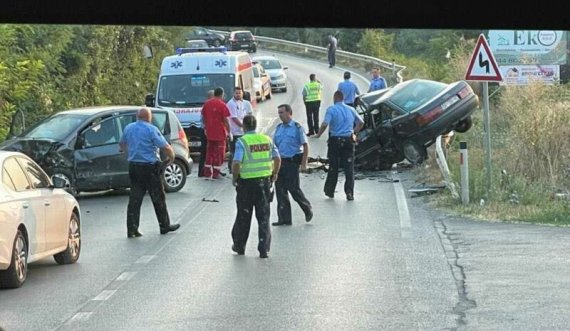 Pamje nga aksidenti ku vdiq një 40 vjeçar në rrugën Prizren-Suharekë