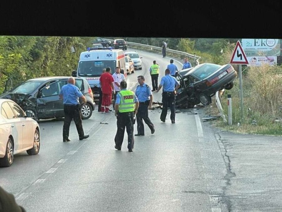 Pamje nga aksidenti ku vdiq një 40 vjeçar në rrugën Prizren-Suharekë