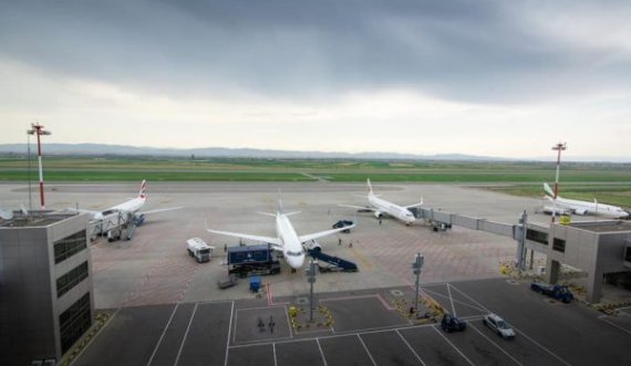 Aeroplani që fluturonte drejt Gjenevës shmangu përplasjen me veturën në Aeroportin e Sllatinës