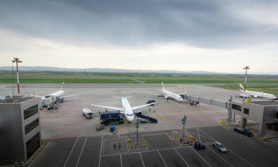 Aeroplani që fluturonte drejt Gjenevës shmangu përplasjen me veturën në Aeroportin e Sllatinës