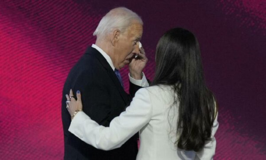 Joe Biden shihet i përlotur në Konventën Kombëtare Demokratike