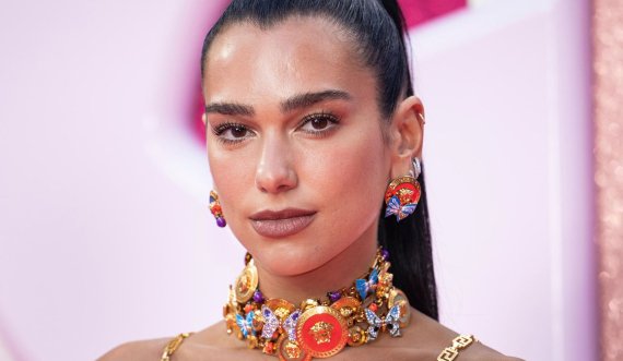 Dua Lipa shfaqet duke marrë rreze dielli