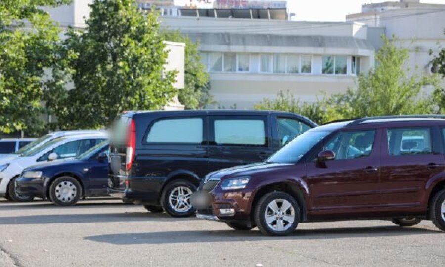 S’lejohen më ambulancat e spitaleve private, automjetet për bartjen e kufomave dhe taksitë në oborrin e QKUK’së