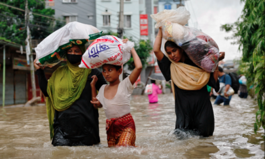 Bangladeshi po e fajësonë Indinë për përmbytje katastrofike në këtë shtet