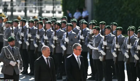 Starmer arrin në Gjermani, i shpreh ngushëllime popullit gjerman për sulmin në Solingen