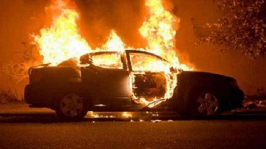 Vushtrri: Një autoservis përfshihet nga zjarri, digjen disa vetura