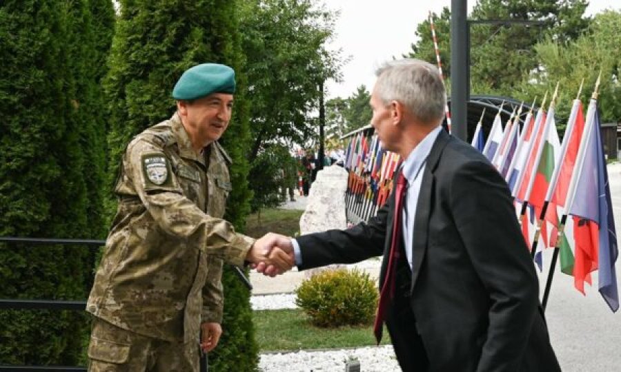 Zyrtari i lartë i NATO-s në Prishtinë, Ulutas e njofton me aktivitetet e KFOR-it dhe për përkrahjen për Dialogun