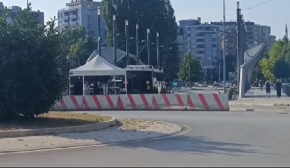 Pas operacionit të policisë në Veri, karabinierët vendosin automjete të blinduara mbi Urën e Ibrit