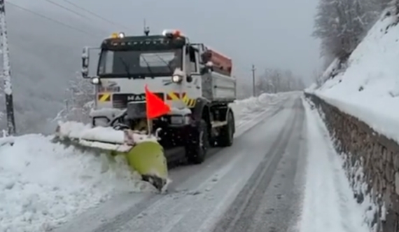 Reshjet e dëborës vijojnë pa ndërprerje në veri të Shqipërisë