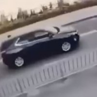 Publokohet video kur një veturë elektrike është përfshirë nga flakët pas një shpërthimi 