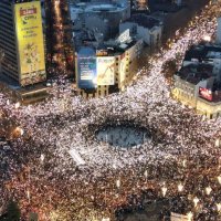 Protesta masive në Beograd kundër regjimit të presidentit Aleksandar Vuçiç