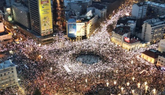 Protesta masive në Beograd kundër regjimit të presidentit Aleksandar Vuçiç