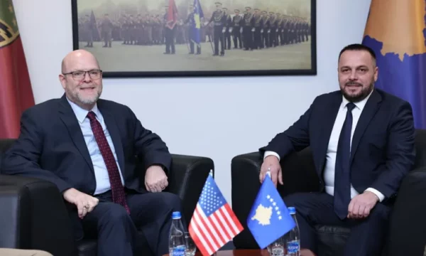 Maqedonci e nderon ambasadorin Hovenier