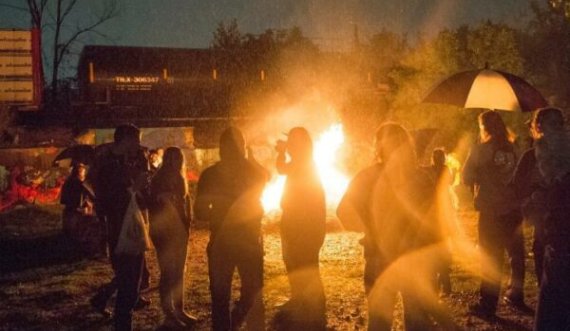 Rumunët nervozohen me fishekzjarret, një banor thotë 'ndihemi sikur të ishim në Kosovë'
