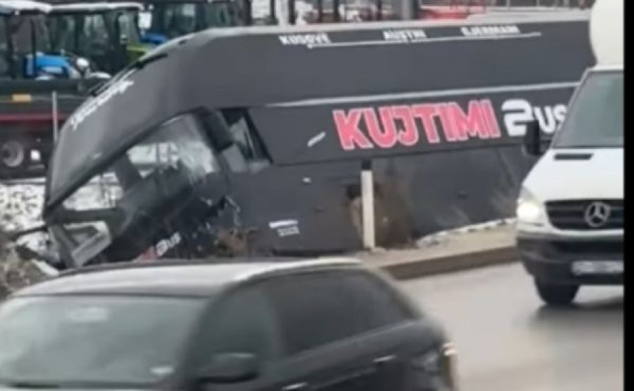 Një autobus ka përfunduar poshtë rrugës tek vendi i quajtur 'Kroi i Mbretit'