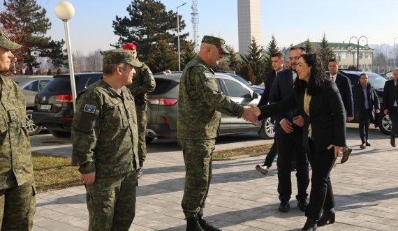 Osmani uron ushtarët e FSK-së për fundvit: Të kontribuojmë në të mirë të paqes