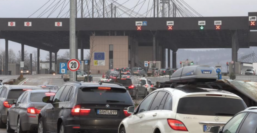 Kolona deri në 400 metra për të dalë nga Kosova